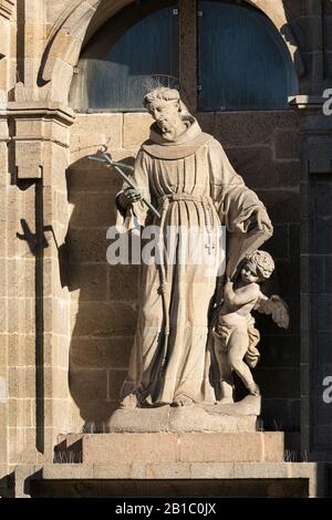 Statue des Franz von Assisi an der Kirchenfassade von San Francisco. Santiago de Compostela, Spanien Stockfoto