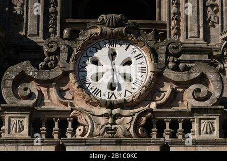 Alte Uhr auf dem Berenguela-Turm der Kathedrale Santiago de Compostela Stockfoto