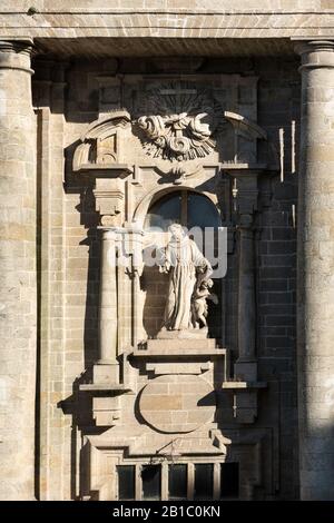 Statue des Franz von Assisi an der Kirchenfassade von San Francisco. Santiago de Compostela, Spanien Stockfoto