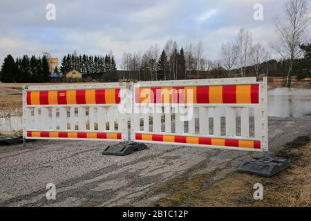 Nebenstraße der Autobahn 52 wegen Hochwasser des Perniönjoki-Flusses im Februar 2020 gesperrt. Perniö, Salo, Finnland, 23. Februar 2020. Stockfoto