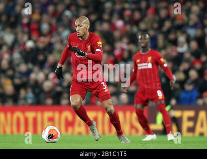 Anfield, Liverpool, Merseyside, Großbritannien. Februar 2020. English Premier League Football, Liverpool versus West Ham United; Fabinho von Liverpool läuft mit dem Ball - Streng genommen nur redaktionelle Verwendung. Keine Verwendung mit nicht autorisierten Audio-, Video-, Daten-, Regallisten-, Club-/Liga-Logos oder Live-Diensten. Die Online-Nutzung ist auf 120 Bilder beschränkt, keine Videoemulation. Keine Verwendung bei Wetten, Spielen oder Einzelspielen/Liga-/Spielerveröffentlichungen Credit: Action Plus Sports Images/Alamy Live News Stockfoto