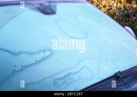 Autofenster, die an einem Wintermorgen mit Frost bedeckt sind Stockfoto