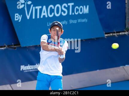 Delray BEACH, FL - 23. FEBRUAR: Yoshihito Nishioka (JPN) in Aktion hier verliert Reilly Opelka (USA) während der Finals der Delray Beach Open 2020 von Vitacost.com in Delray Beach, Florida. Februar 2020. Gutschrift: Andrew Patron/MediaPunch Stockfoto