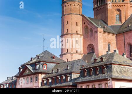 Historische Häuser und Domtürme am Mainzer Marktplatz Stockfoto