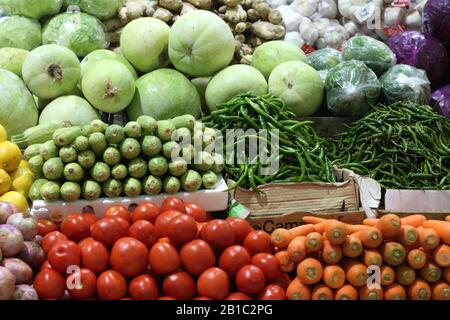 Obstmarkt mit verschiedenen bunten frischen Obst und Gemüse Stockfoto