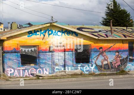 Ein Wandbild der Ureinwohner an einem Backpacker-Ort in Puerto Natales, Chile. Stockfoto