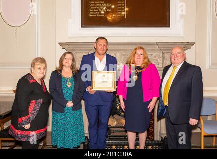 Warrington, Großbritannien. Februar 2020. Ben Westwood erhält seine Urkunde als Ehrenbürger von Warrington Town von Bürgermeister Wendy Johnson, mit Consort Beverley Hallam, Nominator Ratsmitglied Mike Hannon und Sconder Cllr Pauline Nelson Credit: John Hopkins/Alamy Live News Stockfoto