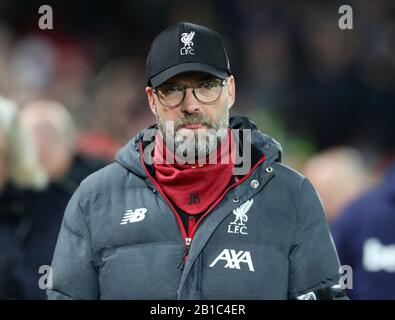 Anfield, Liverpool, Merseyside, Großbritannien. Februar 2020. English Premier League Football, Liverpool gegen West Ham United; Liverpool-Manager Jurgen Klopp blickt von der Touchline Credit: Action Plus Sports Images/Alamy Live News aus Stockfoto