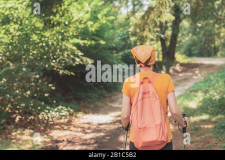 Frau Wanderer mit Trekking wandern Wald Wanderweg allein auf Sommer Tag, aktiven Urlaub Ferienhäuser Konzept Stockfoto