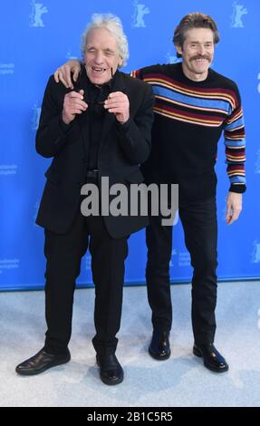 Berlin, Deutschland. Februar 2020. Der amerikanische Filmemacher Abel Ferrara und Der Schauspieler Willem Dafoe nehmen am 24. Februar 2020 während der 70. Internationalen Berliner Filmfestspiele im Grand Hyatt Hotel in Berlin am Fotocall für Sibirien wahr. Foto von Paul Treadway/Credit: UPI/Alamy Live News Stockfoto