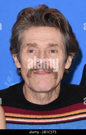 Berlin, Deutschland. Februar 2020. Schauspieler Willem Dafoe besucht die Fotocall für Sibirien beim 70. Internationalen Filmfestival Berlin im Grand Hyatt Hotel in Berlin am 24. Februar 2020. Foto von Paul Treadway/Credit: UPI/Alamy Live News Stockfoto