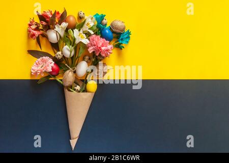 Ein Blumenstrauß mit hellen Frühlingsblumen und bunten ostereiern. Ansicht von oben. Draufsicht. Frohe Ostern, Frühlingskonzepte. Geben Sie Ihren Text in den Kopierbereich ein Stockfoto