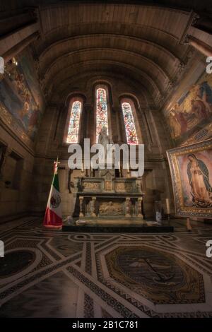Innenansicht der Kathedrale von Sacre Coeur im montmartre Paris mit goldfarbenen Details bemaltem Glas Stockfoto