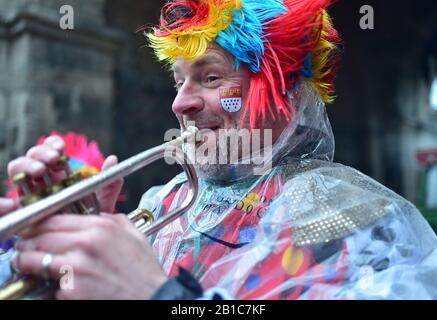 Köln, Deutschland. Februar 2020. Ein Enthüller nimmt am 24. Februar 2020 am Karnevalszug Rose Monday in Köln Teil. Credit: Lu Yang/Xinhua/Alamy Live News Stockfoto