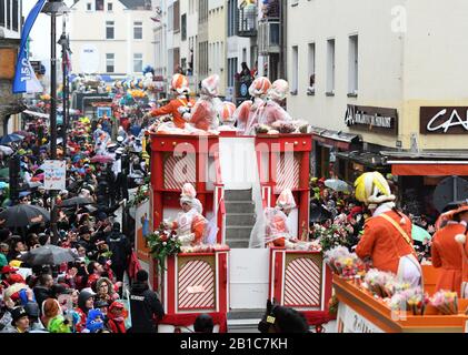 Köln, Deutschland. Februar 2020. Am 24. Februar 2020 nehmen die Menschen am Karnevalszug Rose Monday in Köln Teil. Credit: Lu Yang/Xinhua/Alamy Live News Stockfoto
