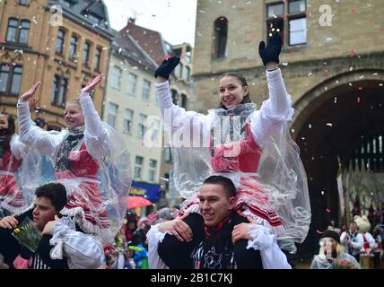 Köln, Deutschland. Februar 2020. Revelers nehmen am 24. Februar 2020 am Karnevalszug Rose Monday in Köln Teil. Credit: Lu Yang/Xinhua/Alamy Live News Stockfoto