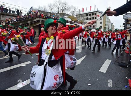 Köln, Deutschland. Februar 2020. Revelers nehmen am 24. Februar 2020 am Karnevalszug Rose Monday in Köln Teil. Credit: Lu Yang/Xinhua/Alamy Live News Stockfoto