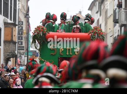Köln, Deutschland. Februar 2020. Revelers nehmen am 24. Februar 2020 am Karnevalszug Rose Monday in Köln Teil. Credit: Lu Yang/Xinhua/Alamy Live News Stockfoto