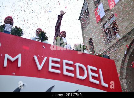 Köln, Deutschland. Februar 2020. Revelers nehmen am 24. Februar 2020 am Karnevalszug Rose Monday in Köln Teil. Credit: Lu Yang/Xinhua/Alamy Live News Stockfoto