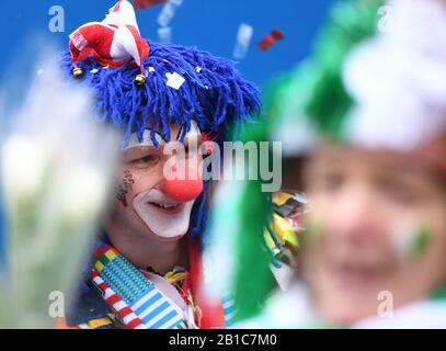Köln, Deutschland. Februar 2020. Ein Enthüller nimmt am 24. Februar 2020 am Karnevalszug Rose Monday in Köln Teil. Credit: Lu Yang/Xinhua/Alamy Live News Stockfoto