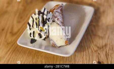Hausgemachte traditionelle sizilianische Süßkanoli gefüllte Ricotta-Käse-Creme Stockfoto