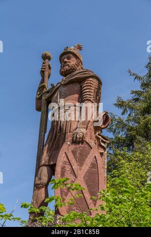 William Wallace-Statue aus rotem Sandstein im Bemersyde House, in der Nähe von Melrose, mit Blick auf den Fluss Tweed in den schottischen Grenzen Stockfoto