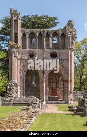 Das nördliche Querhaus der Dryburgh Abbey, in der Nähe von Dryburgh in den schottischen Grenzen und die letzte Ruhestätte von Sir Walter Scott Stockfoto