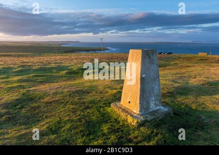 Der Blick nach Westen entlang der Küste in Richtung Dunnet Head in der Ferne, vom Trig-Punkt auf Duncansby Head, Caithness, Schottland, Großbritannien Stockfoto