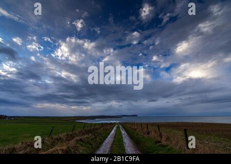 Dramatische Wolken über Dunnet Head, von einem Bauernweg in der Nähe Der Long Goe Farm, East Mey, Caithness, Schottland, Großbritannien Stockfoto