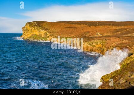 Klippen auf der westlichen Seite von Dunnet Head mit Blick nach Norden von Dwarwick Head, Caithness, Schottland, Großbritannien Stockfoto