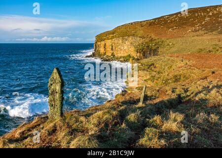 Klippen unterhalb des Chapel Hill auf der westlichen Seite von Dunnet Head, Caithness, Schottland, Großbritannien Stockfoto