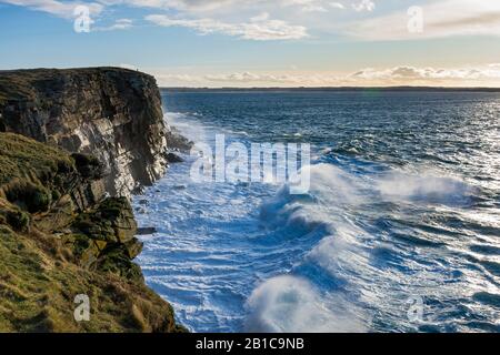 Große Wellen unter Klippen auf der westlichen Seite von Dunnet Head, Caithness, Schottland, Großbritannien Stockfoto