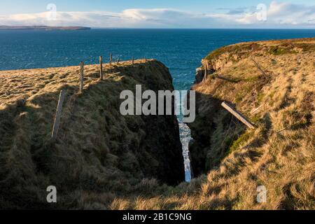 Eine Geo auf der westlichen Seite von Dunnet Head, mit Blick auf Thurso Bay und Holborn Head, Caithness, Schottland, Großbritannien Stockfoto