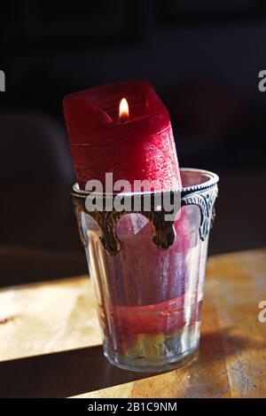 Kerze im Glas, das im Dunkeln brennt Stockfoto