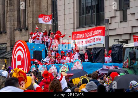 Shrove Montagszug in DŸsseldorf, Straßenkarneval, Motivwagen im Karneval, Fortuna DŸsseldorf, Stockfoto