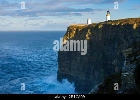 Die Klippen und der Leuchtturm auf Dunnet Head, Caithness, Schottland, Großbritannien. Stockfoto