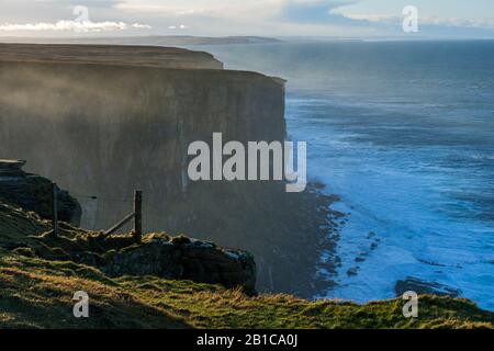 Klippen auf der westlichen Seite von Dunnet Head, vom nahe dem Leuchtturm, mit Blick über die Thurso Bay nach Holborn Head, Caithness, Schottland, Großbritannien Stockfoto