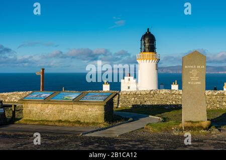 Touristische Hinweisschilder und Leuchtturm am Dunnet Head, am nördlichsten Punkt des britischen Festlands.  Caithness, Schottland. Stockfoto