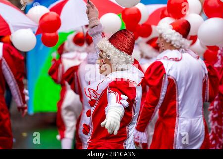 Rosenmontagszug in DŸsseldorf, Straßenkarneval, Wandergruppen, Stockfoto