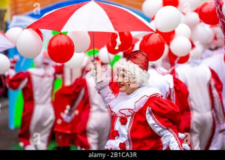 Rosenmontagszug in DŸsseldorf, Straßenkarneval, Wandergruppen, Stockfoto