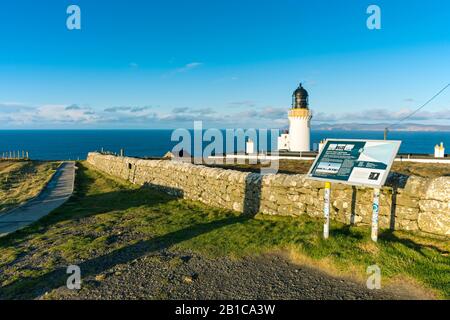 Touristische Hinweisschilder und Leuchtturm am Dunnet Head, am nördlichsten Punkt des britischen Festlands.  Caithness, Schottland. Stockfoto