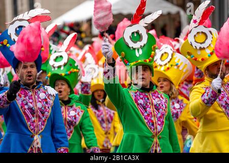 Rosenmontagszug in DŸsseldorf, Straßenkarneval, Wandergruppen, Stockfoto