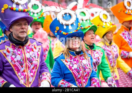 Rosenmontagszug in DŸsseldorf, Straßenkarneval, Wandergruppen, Stockfoto