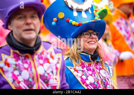 Rosenmontagszug in DŸsseldorf, Straßenkarneval, Wandergruppen, Stockfoto