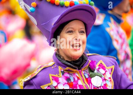Rosenmontagszug in DŸsseldorf, Straßenkarneval, Wandergruppen, Stockfoto