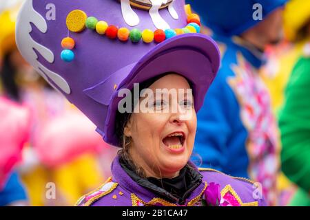 Rosenmontagszug in DŸsseldorf, Straßenkarneval, Wandergruppen, Stockfoto