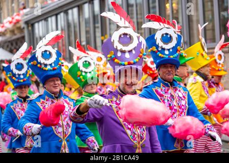 Rosenmontagszug in DŸsseldorf, Straßenkarneval, Wandergruppen, Stockfoto