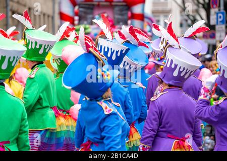 Rosenmontagszug in DŸsseldorf, Straßenkarneval, Wandergruppen, Stockfoto