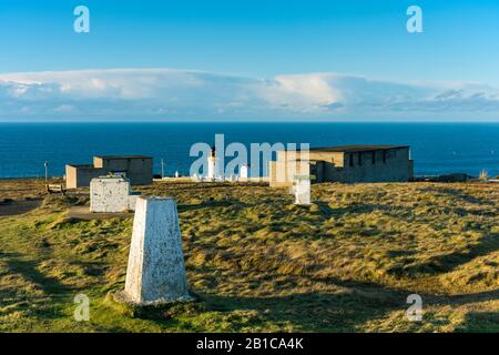 Der trig Point und die verlassenen WW2-Gebäude auf Dunnet Head, dem nordöstlichsten Punkt des britischen Festlandes. Caithness, Schottland, Großbritannien. Stockfoto