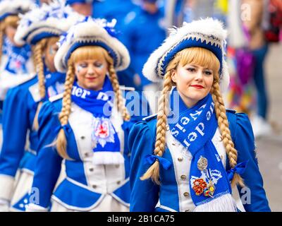Rosenmontagszug in DŸsseldorf, Straßenkarneval, Wandergruppen, Stockfoto